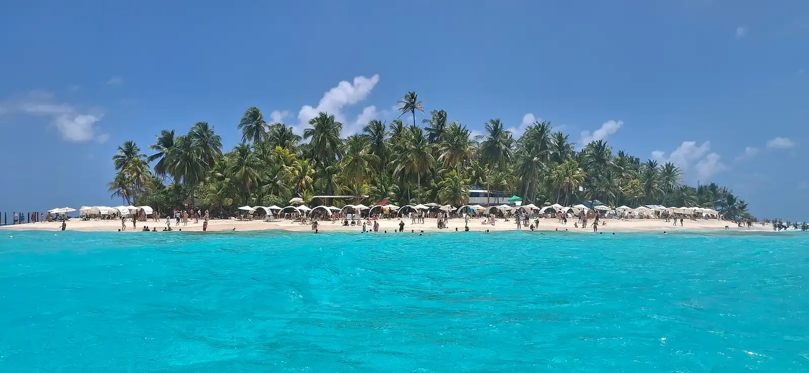 Ilha Johnny Cay, em San Andrés, com águas turquesa