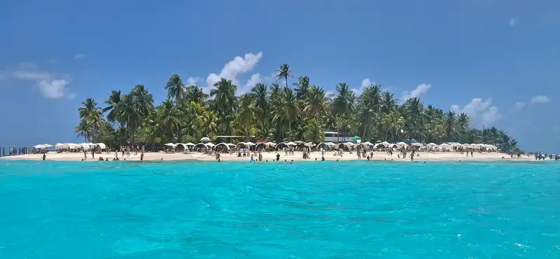 Ilha Johnny Cay, em San Andrés, com águas turquesa