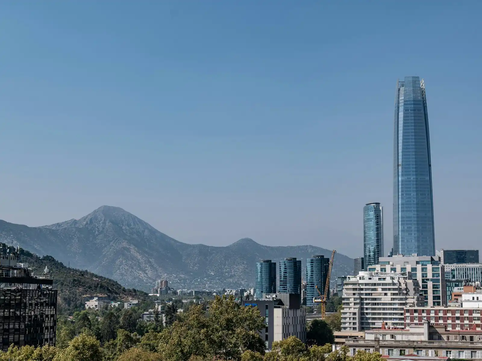 Santiago com a Cordilheira dos Andes ao fundo