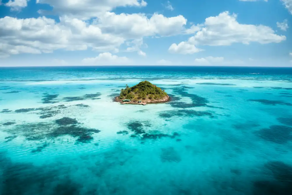 Mar azul-turquesa do Caribe colombiano em San Andrés