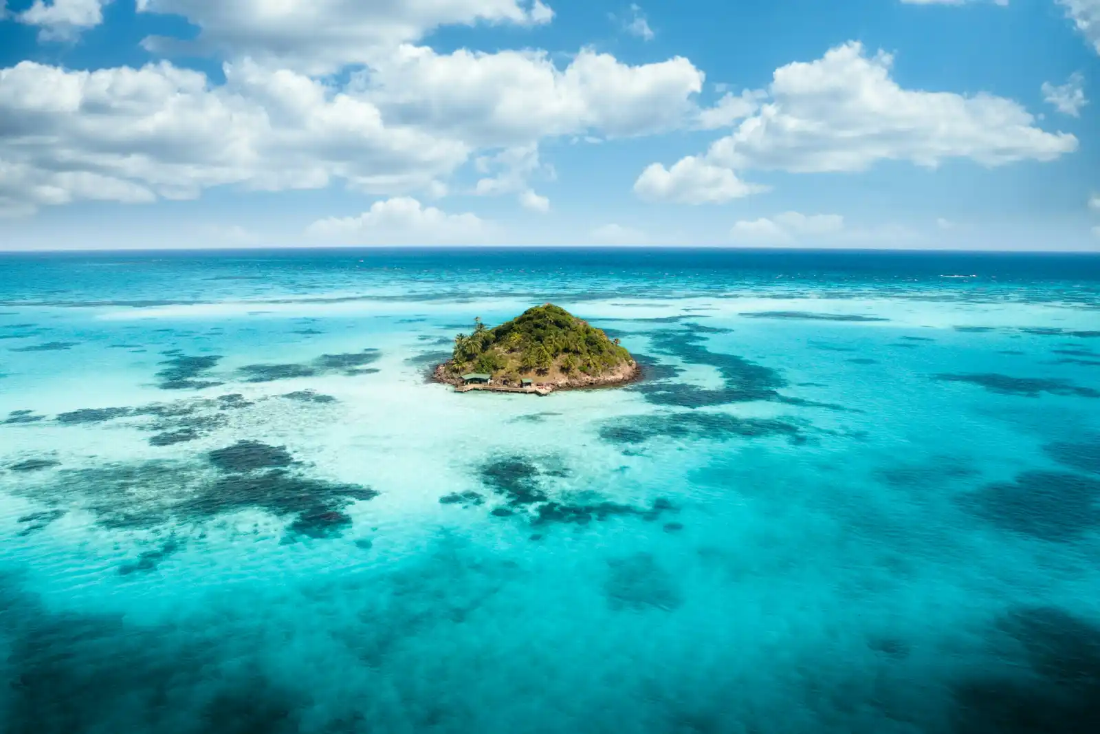 Mar azul-turquesa do Caribe colombiano em San Andrés